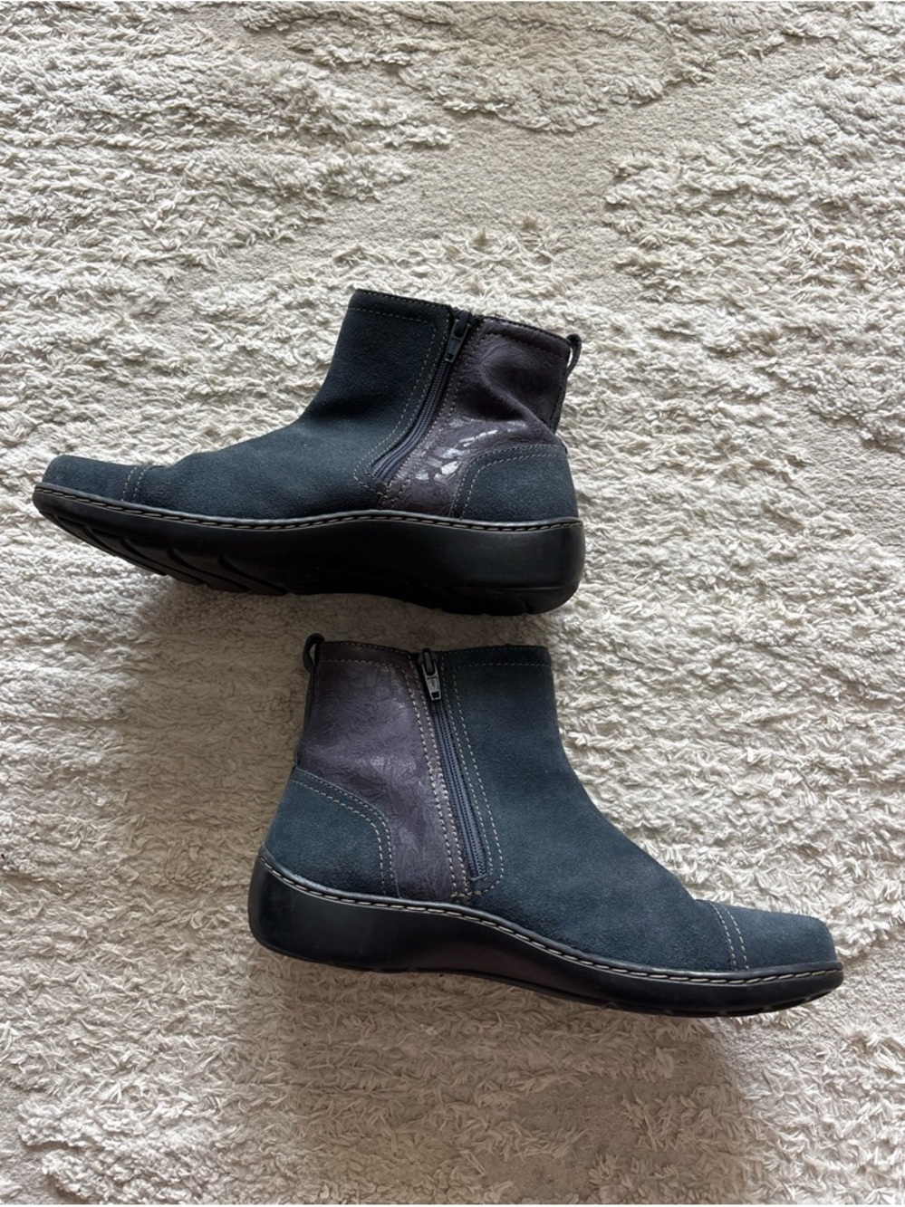 Clarks Collection Cora Marigold Blue Suede Ankle Boots Size 7.5 - Picture 2 of 4